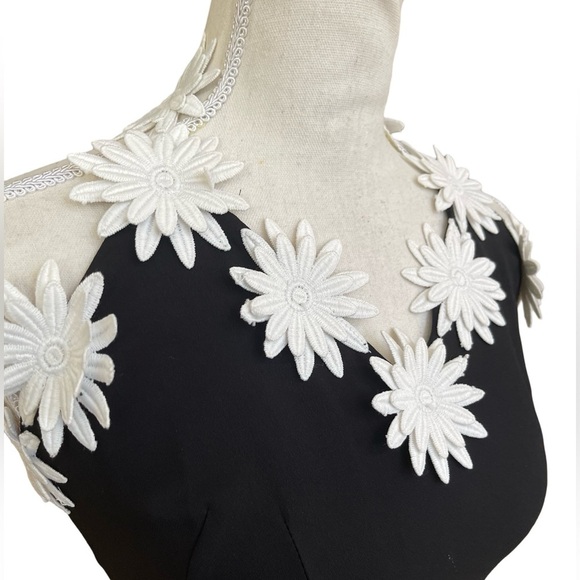 Naeem Khan NK32 Black Crepe Halter Gown with White Daisy Appliqué, Size 4 - Picture 7 of 16